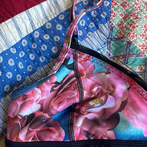 Colorful, springy lululemon sports bra! Fits a size medium, likely size 8/10 - Picture 4 of 7